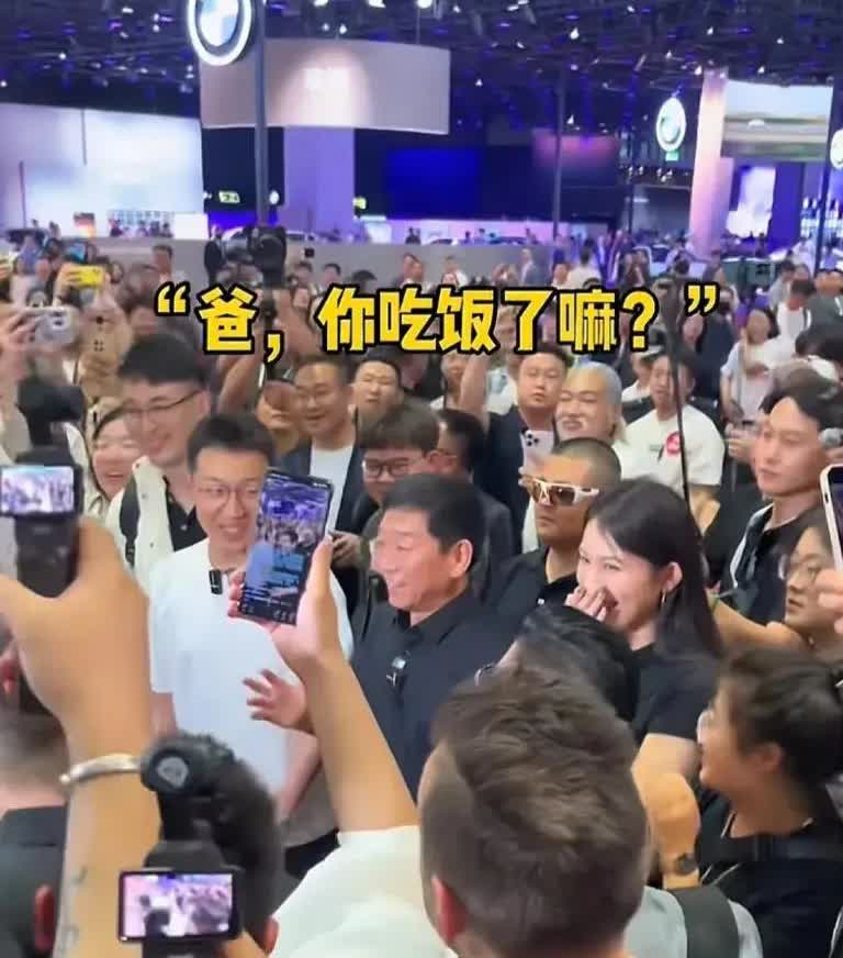 这次上海车展要说最出圈的CEO，还得是长城的魏建军！人群里突然爆发出一
