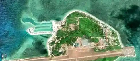 中国海警舰逼近中业岛，菲律宾感叹像一座小山，巍峨屹立庞然大物！这不是什么大吨位的