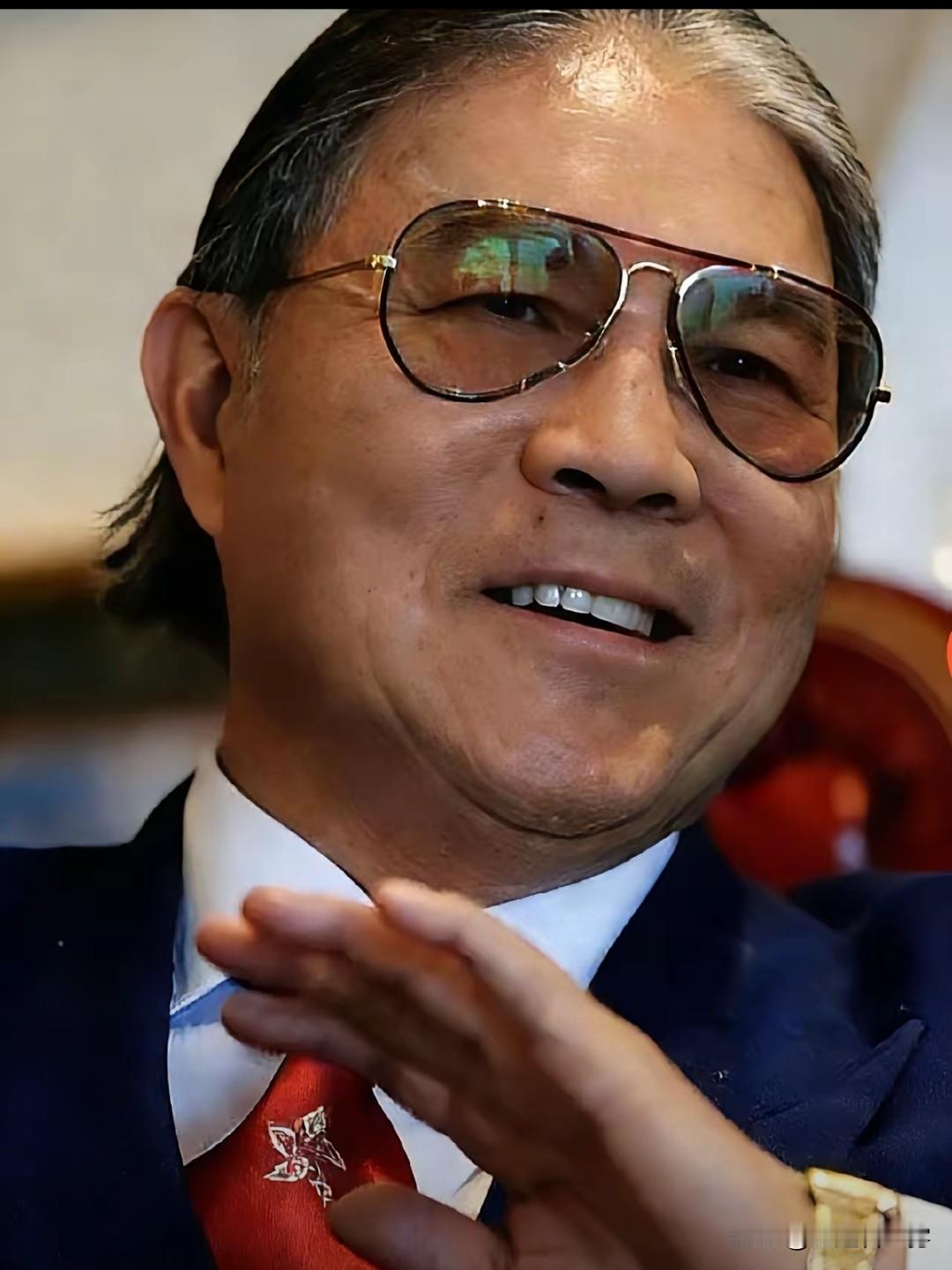 霍震霆今年都快八十了孙子递给他四块钱“雪王”，竟然能看到他的手抖了一下。这个