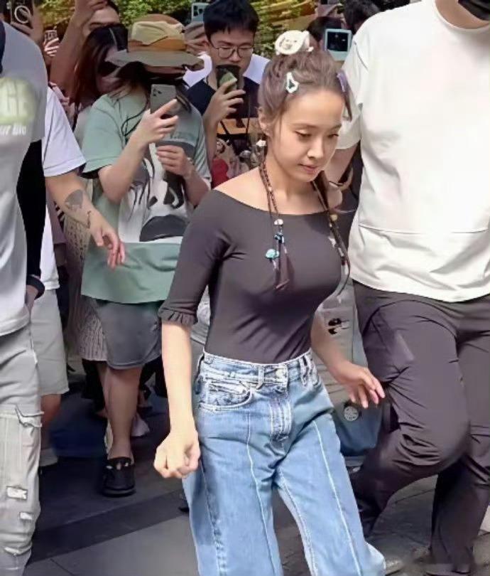 年近50还跟少女一样，周杰伦不后悔我不信。