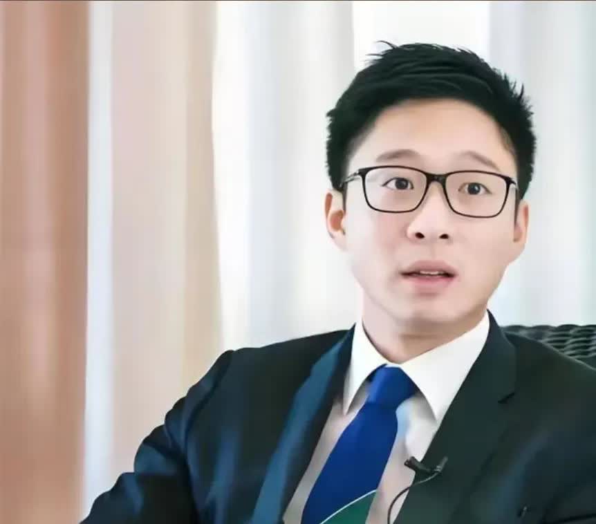 霍家现在最急的应该就是霍家老二霍启山了。论容貌，他比大哥霍启刚好看，论财