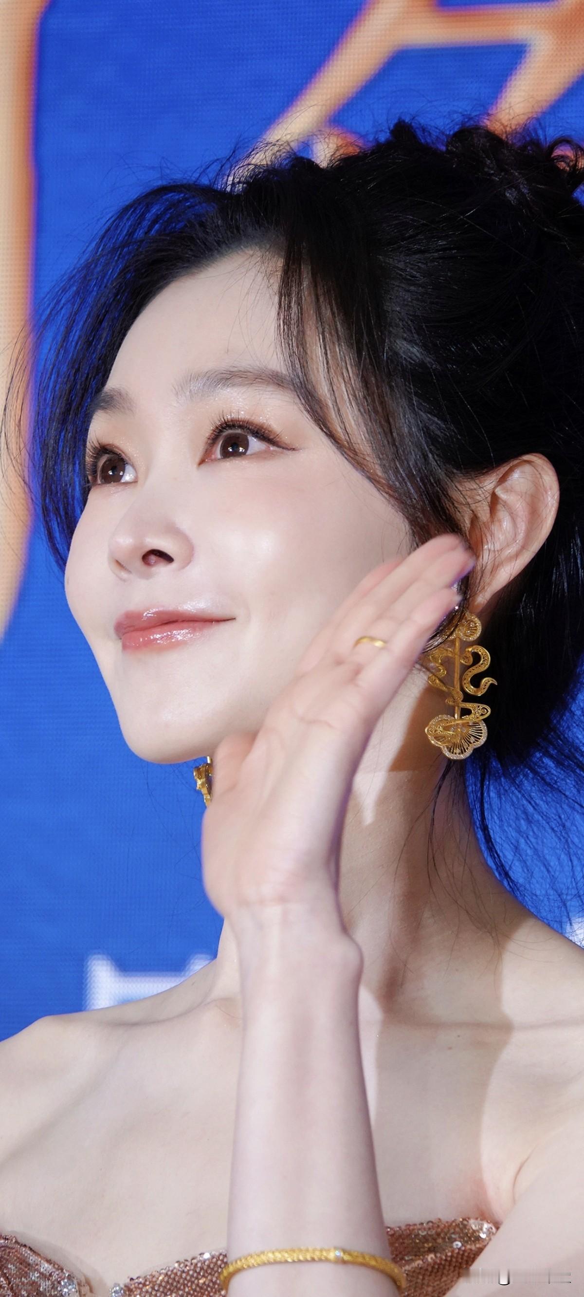 淡颜系天花板，皮相干净骨相清秀，眉眼自带江南水乡的温婉气，一穿旗袍就美到封神。