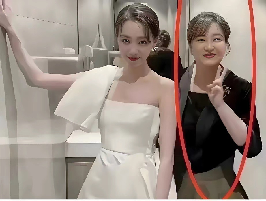 贾玲减肥前就是个大妈，减肥后就是一个颜值高的美女。和张小斐一样漂亮，一样有气质。