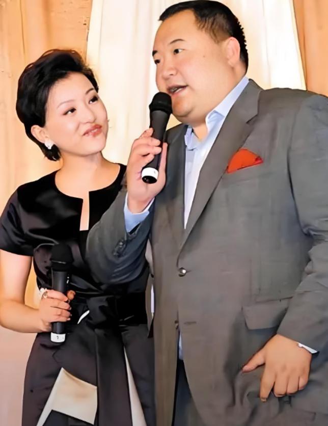 1995年，杨澜留学回来，要和月薪2000元的老公离婚，她老爸劝她：一兵对你那么