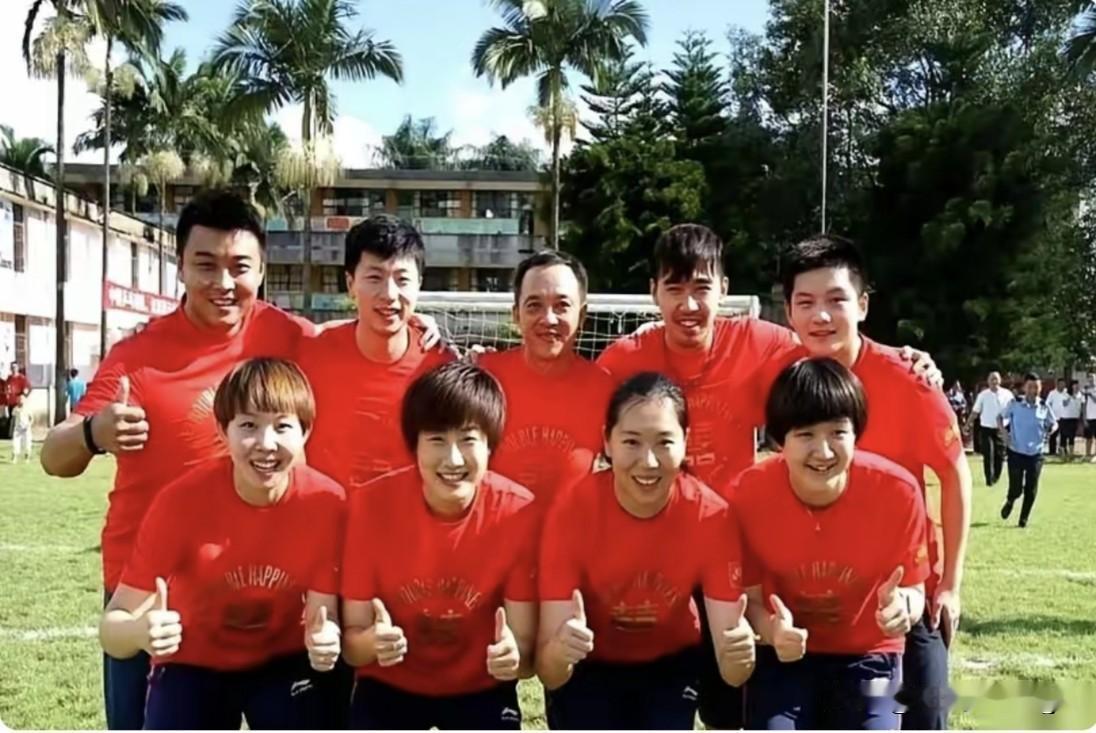 这一群国乒的大明星全穿上了红彤彤的衣服，跟过年似的特别喜庆。前排站着朱雨玲、