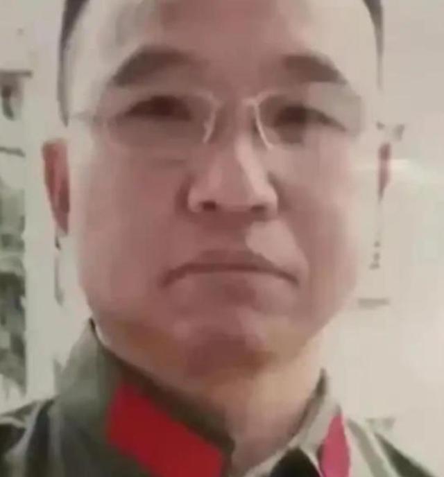 1984年，战士李陶雄中弹牺牲，送葬途中遗体竟两次从车上跌落，护士郑英察觉异样，