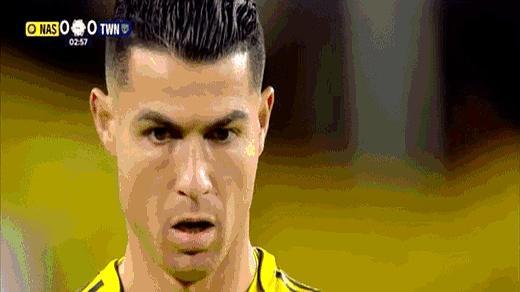 40岁C罗白送1球被吹掉越位哨响那一刻，他双手抱头，镜头怼脸，眼里全是“这