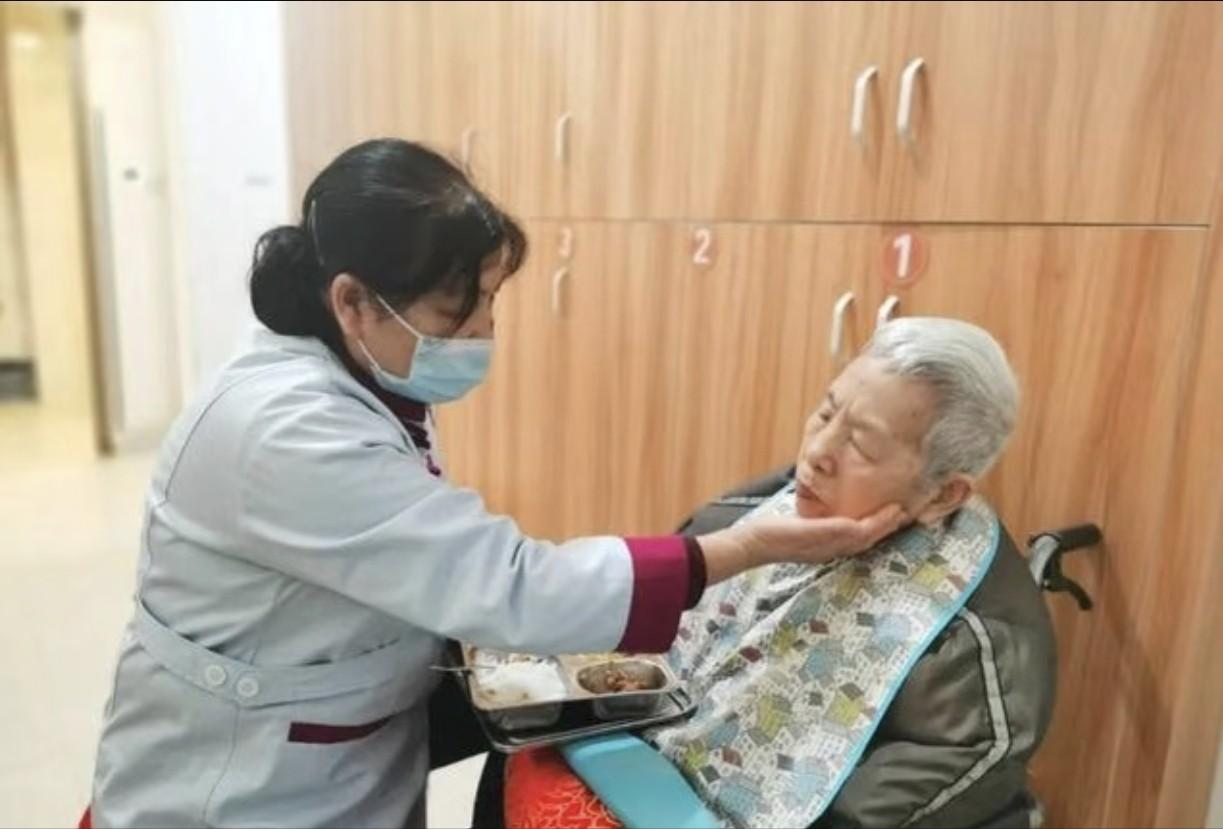 有位女业主说：“我前后给我母亲请过五个保姆，后来才知道，保姆圈根本就是藏污纳垢的