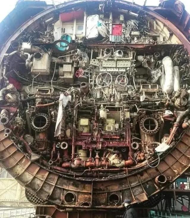 而苏联核潜艇之所以采用双层船壳，是因为部署在北极地区，需要上浮撞击冰层投入战斗。