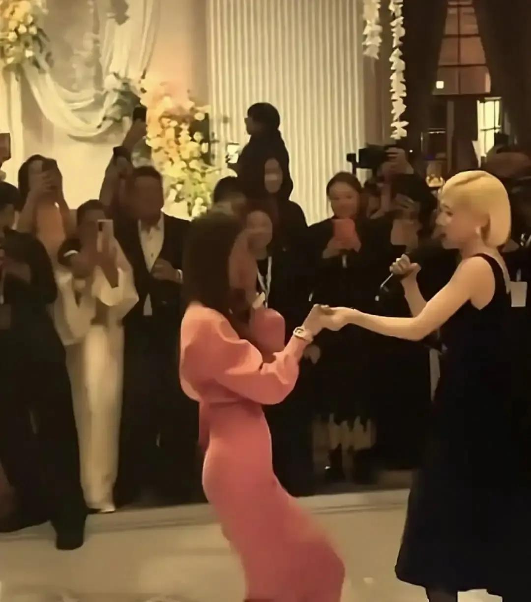 林心如被婚礼主持点名跳舞，她直接踢掉高跟鞋光脚上台，两分钟跳完裙摆飞起，台下尖叫