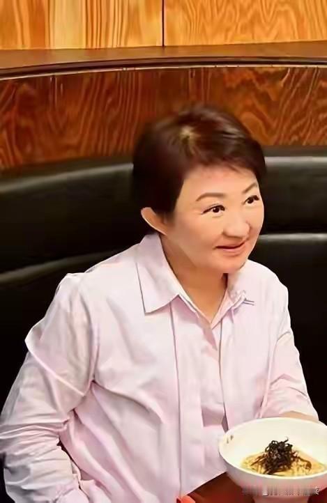 虽然卢秀燕说她们是好姐妹，但我估计卢秀燕不会支持郑丽文。因为郑丽文个性鲜明，