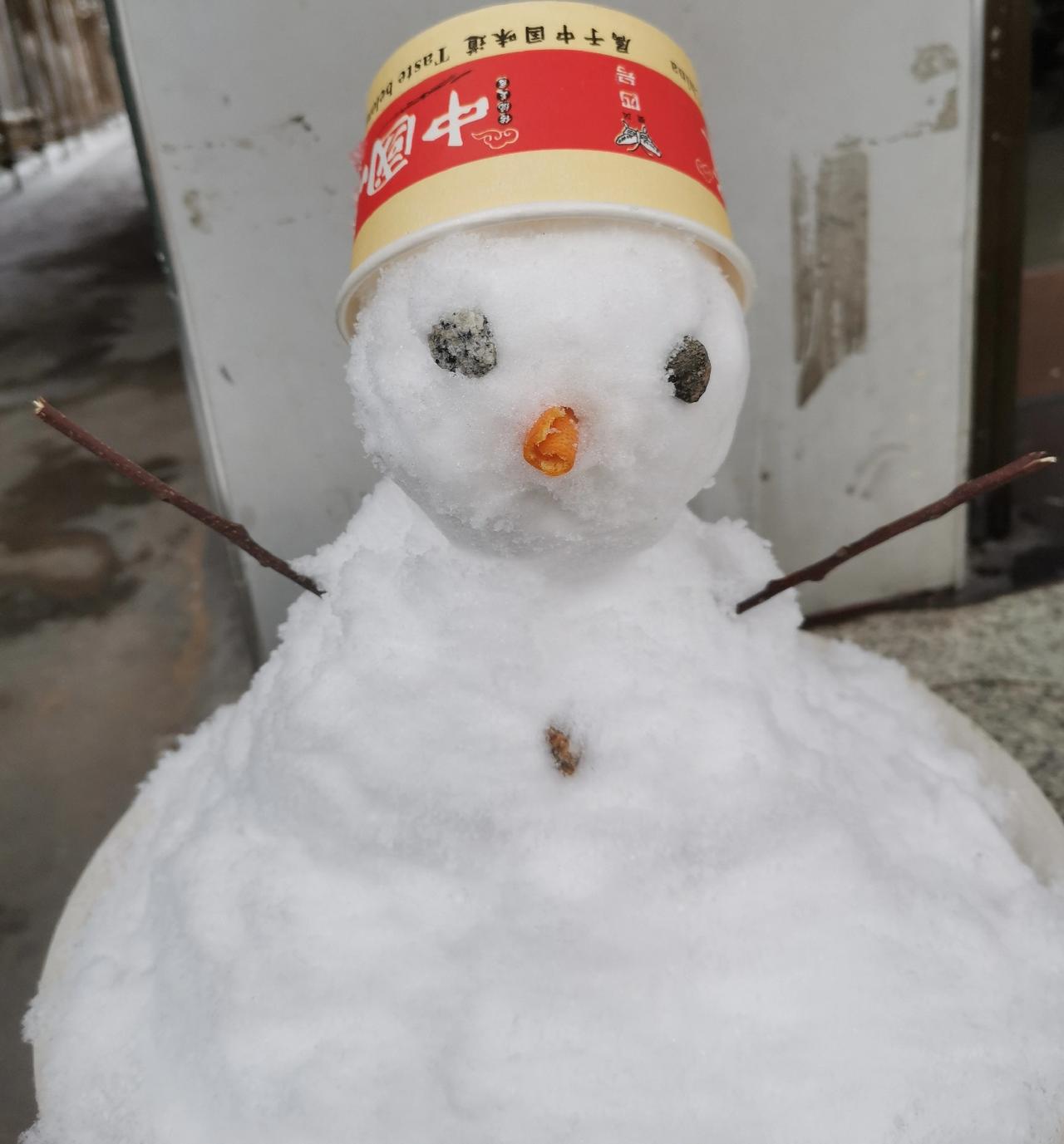 不识字的清洁工是公司里行走的烟火气王姨是公司清洁工，已经当了外婆，儿子在外地