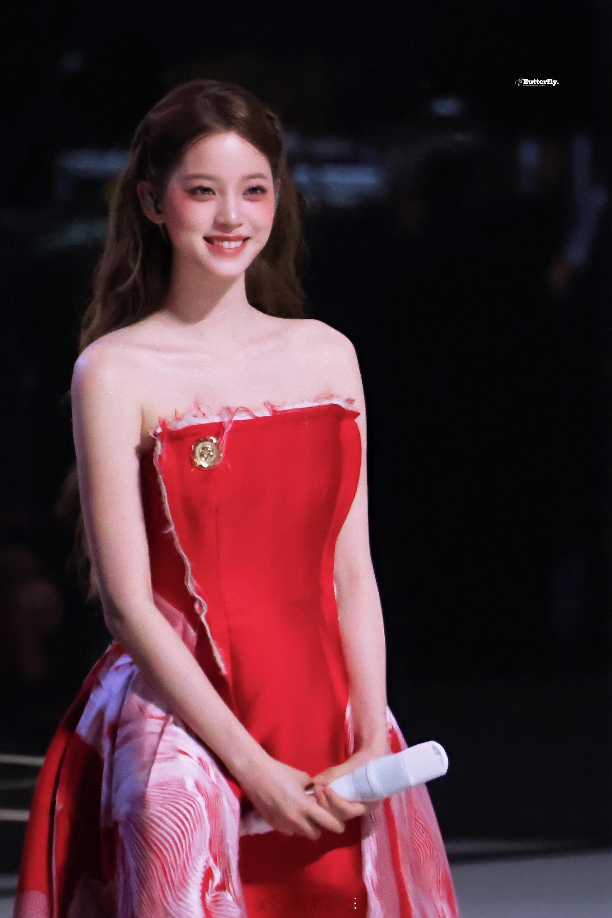 欧阳娜娜明媚的又何止是红色​​​