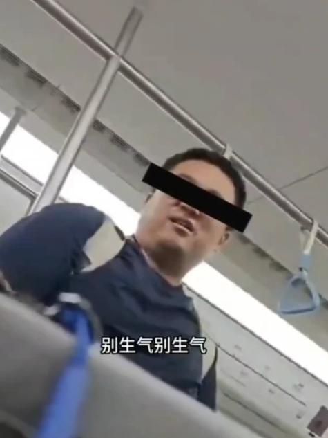 太离谱了！上海地铁车厢内，一名乘客从始发站上车安稳落座，只因没有主动给带娃的一家