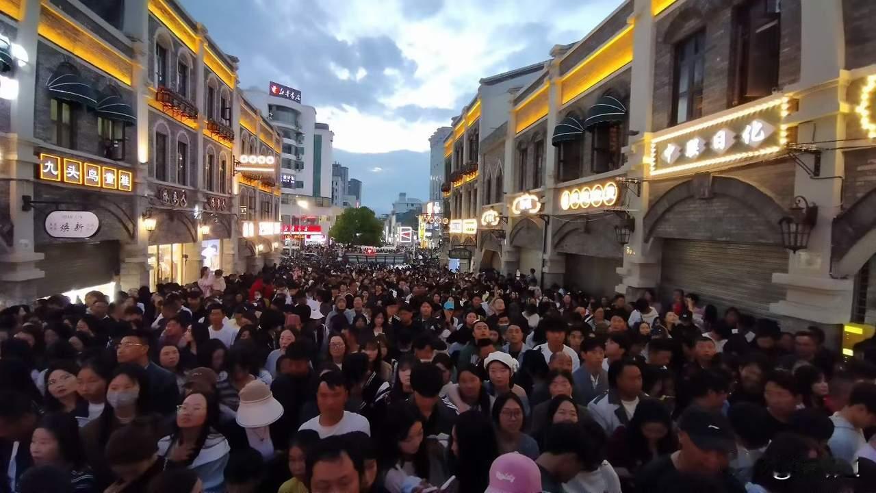昨天晚上的昭通陡街，应该是有史以来人聚集密集度最多的一次了。云南昭通的关恒五兄