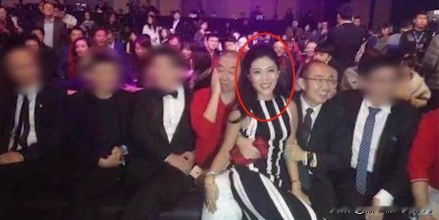 法兰西女仆晚宴上豪放坐某大佬腿的故事，总还有人提起。那是2015年微博之夜颁