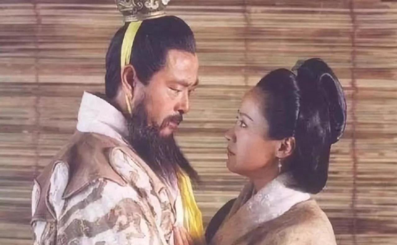 让曹操低过头的，只有这一个女人。建安二年，宛城，曹昂把自己的马让给了父亲，然