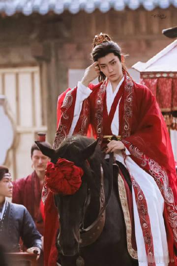 侯明昊雀骨杀青会上侯明昊穿戏服赴约的样子太戳了！用手机拍3000人大合照时，他