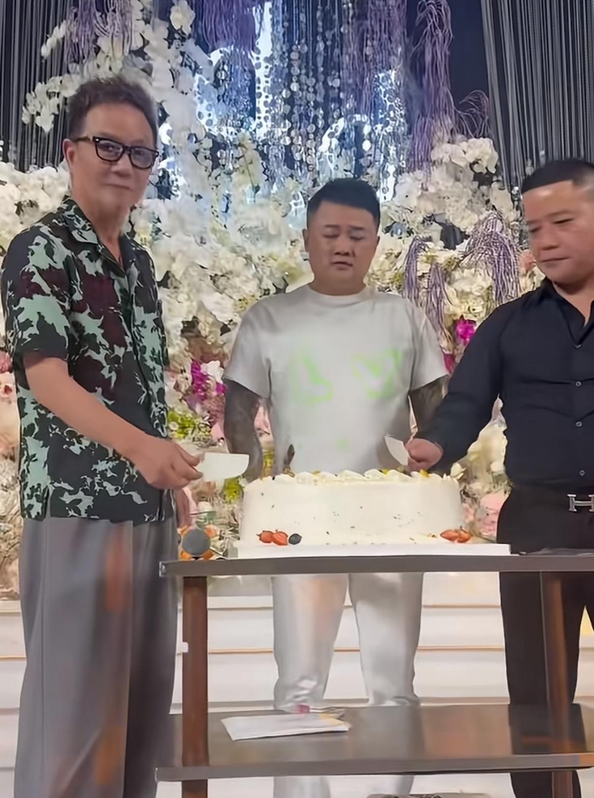 周正毅真是记吃不记打，参加乔迁宴，主持人都是模仿汪涵现场诸多商界人士参加，主家