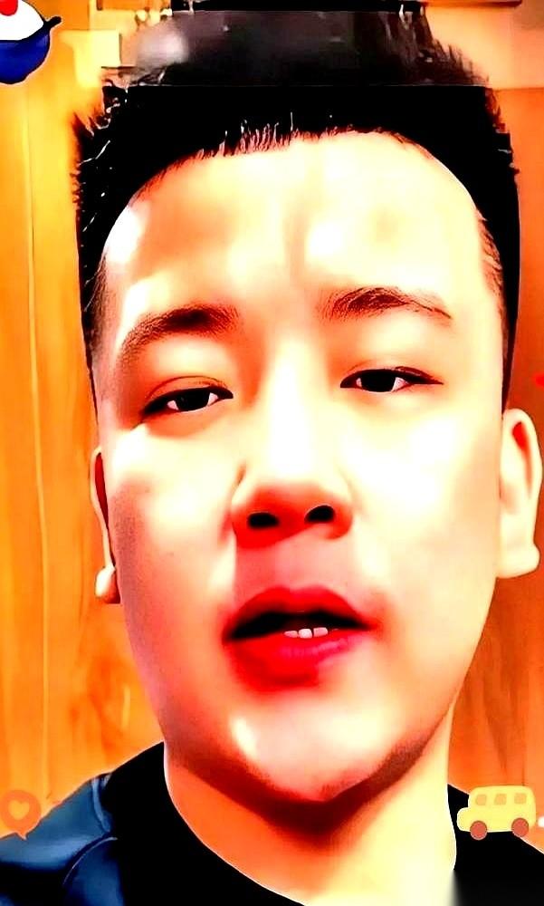 西安那个赚上亿的木森，直播间里的人，从60万直接掉到了8万。据说，就因为一个女