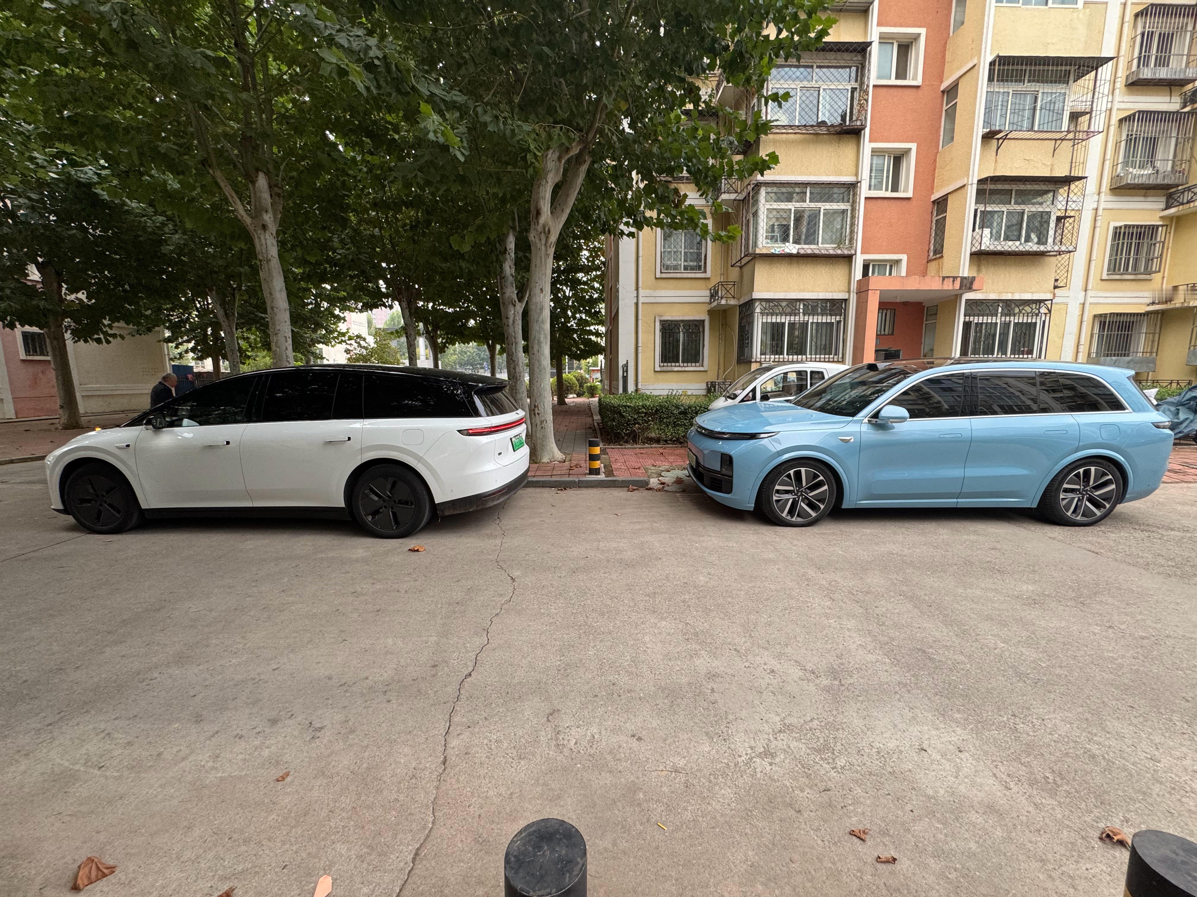 理想i8对比旁边的理想L8都显得小（主要是车高带来的差异）但是i8空间空