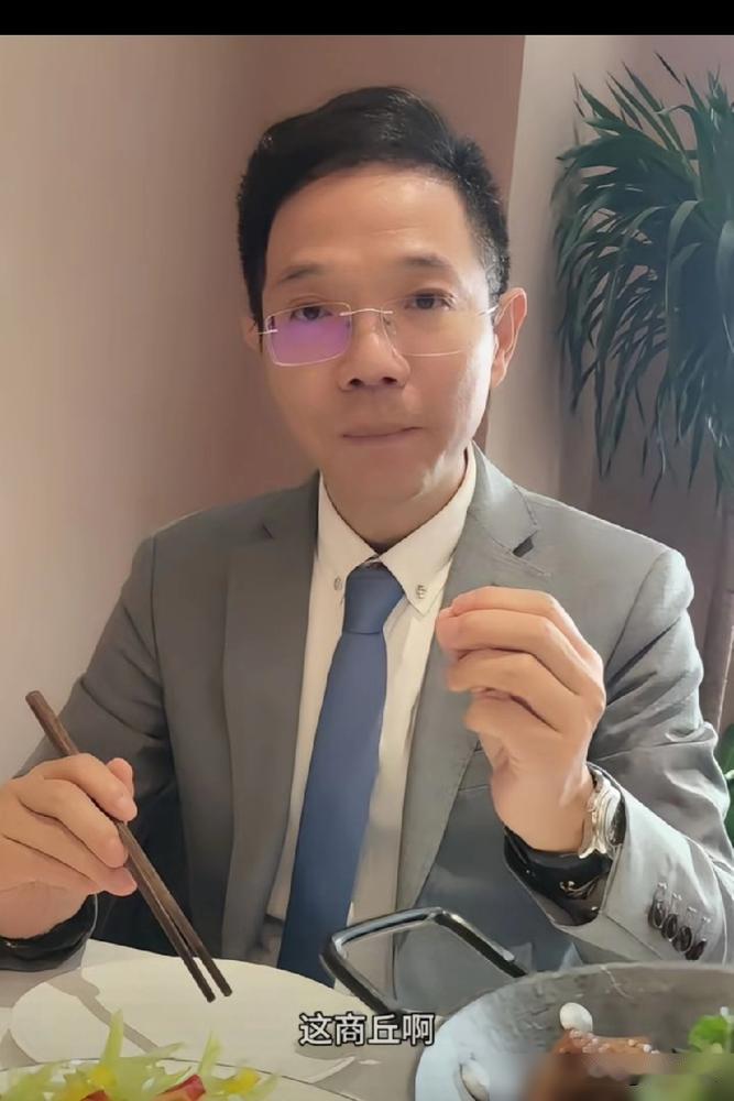 某些带货主播的吃相能不能别太难看？李律坦荡报行程只说办事绝口不提二八，某些人