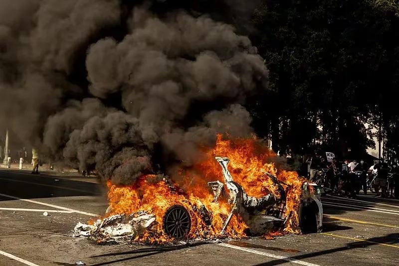 今天听说了一个说法，当你发现敌军指挥官是个傻子的时候，不要安排狙击手杀掉他。联