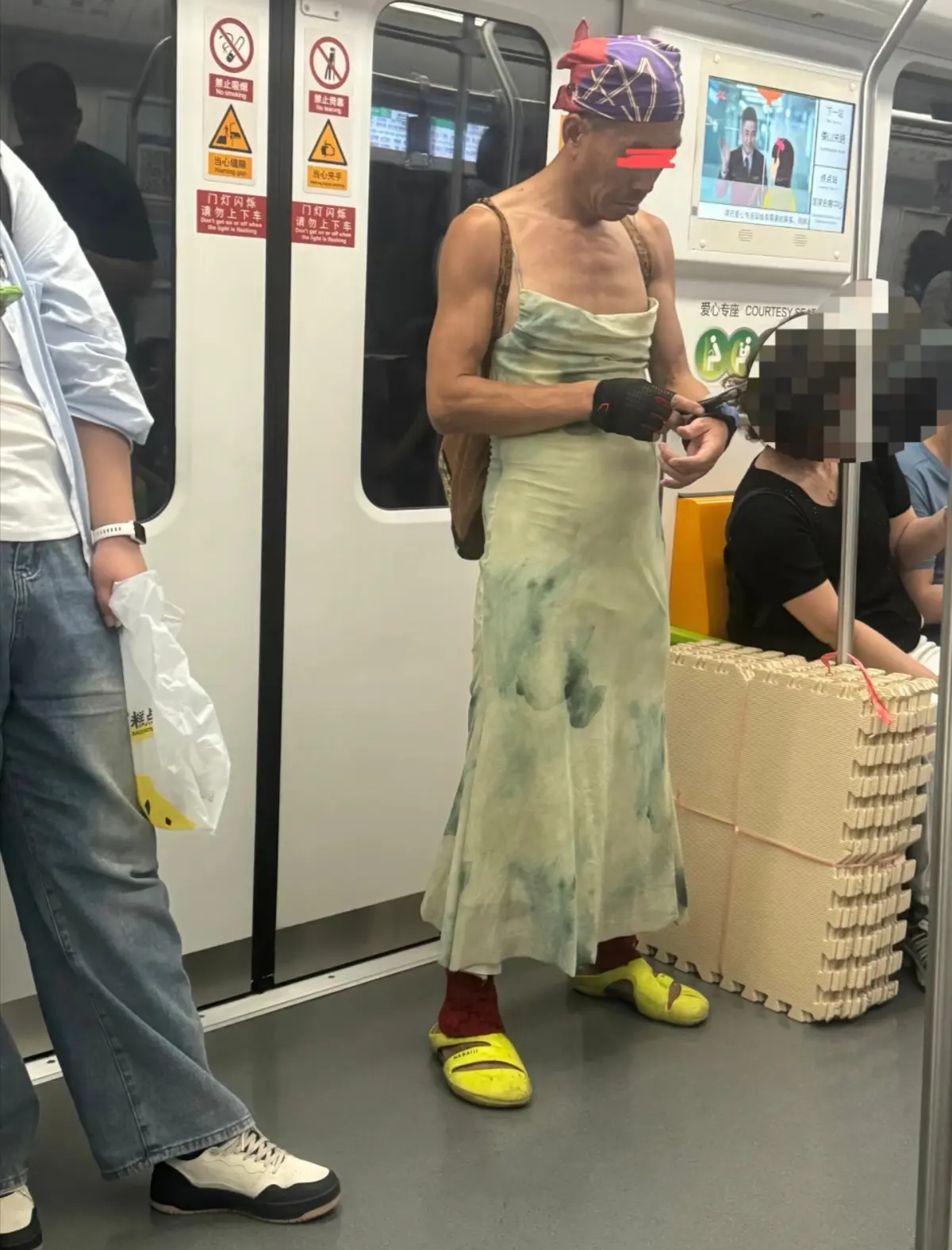 低头思爱人，抬头看大爷