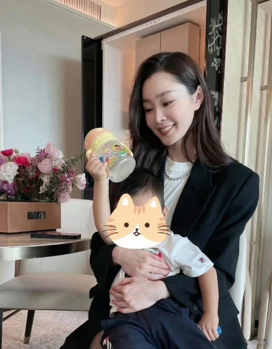 宋轶与哥哥一家人家庭聚餐合照，原来明星都这样，脱落了美颜、妆造滤镜，还是普通人一个​