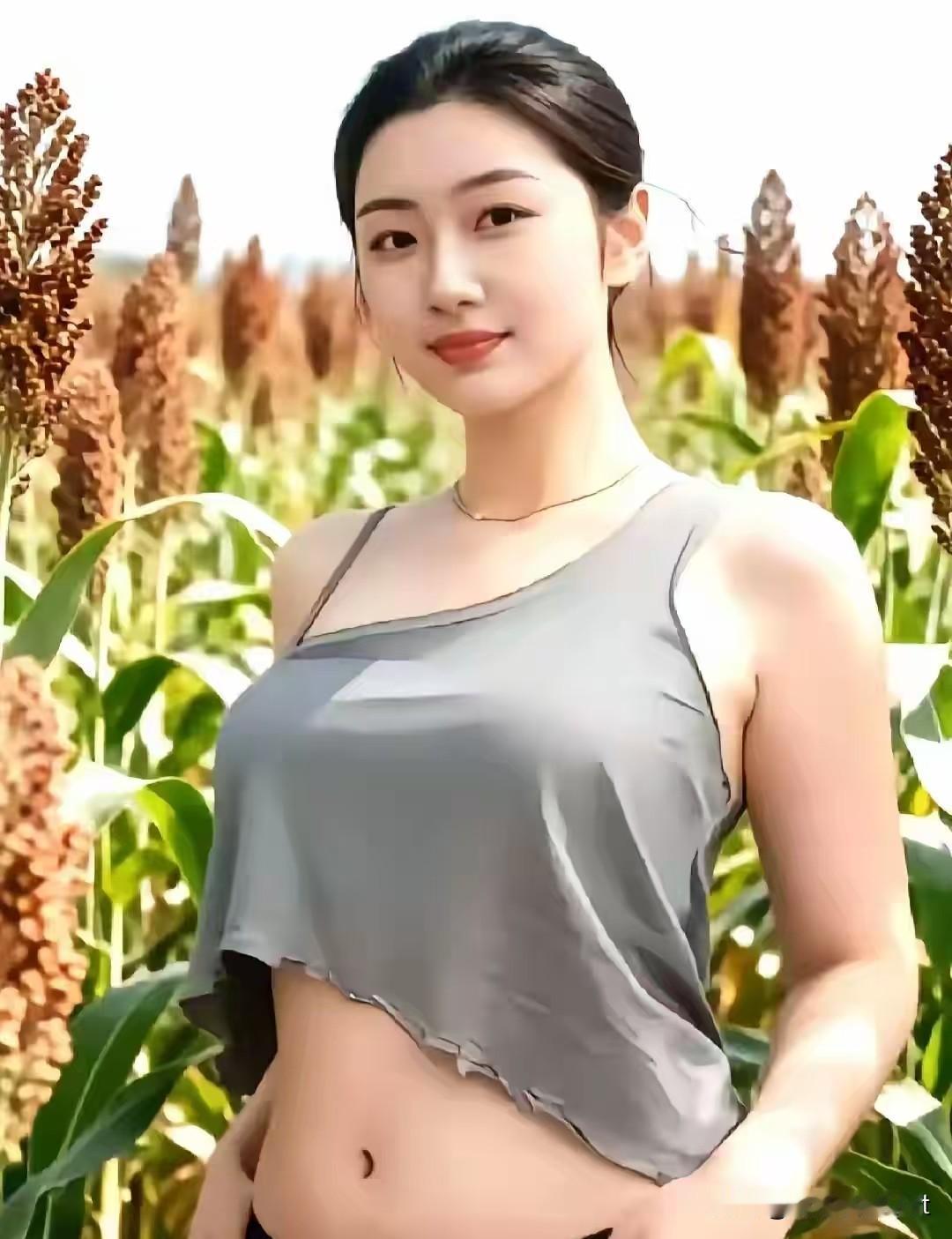 清平乐·田畔佳人高粱秋暖，风软香盈岸。倩影娉婷晴日畔，一笑清辉漫浅。
