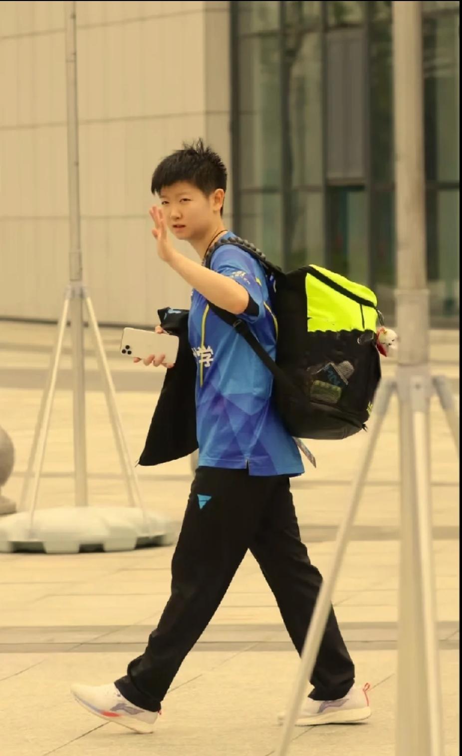 救命！谁懂啊！孙颖莎这组路透，完全就是校园里那个又乖又飒的小学弟既视感！蓝队服