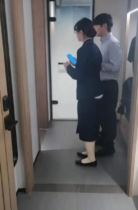 “细思极恐！”湖北武汉，一对夫妻深夜返回酒店，刷卡开门后，屋内一片凌乱，地上竟然