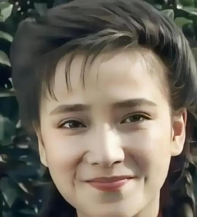 重刷《青青河边草》，满脑子只剩一句：导演，你当年是不是近视？何晴往那儿一站，