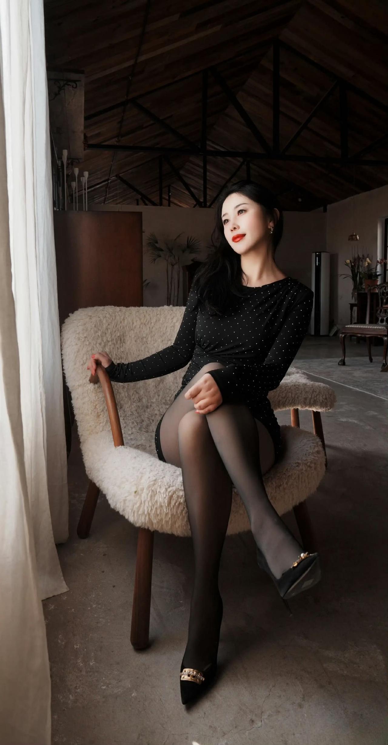 这套穿搭太有“精致轻熟感”了！带细闪的黑裙自带低调华丽感，金属装饰高跟鞋添了精致