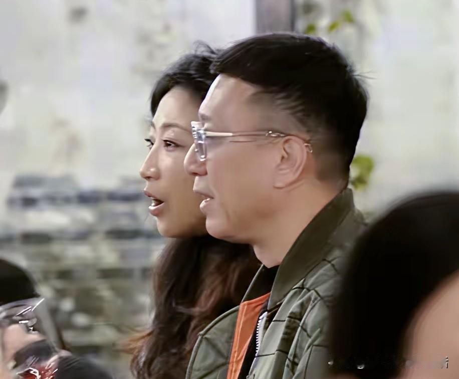 夫妻生活久了，真的会越来越像。现身在乌镇戏剧节的孙红雷夫妇，侧脸长得非常像，这