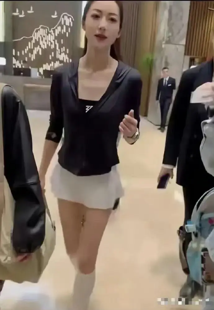 真人确实很漂亮，难怪当初那么多人喜欢她，可惜淡出娱乐圈了
