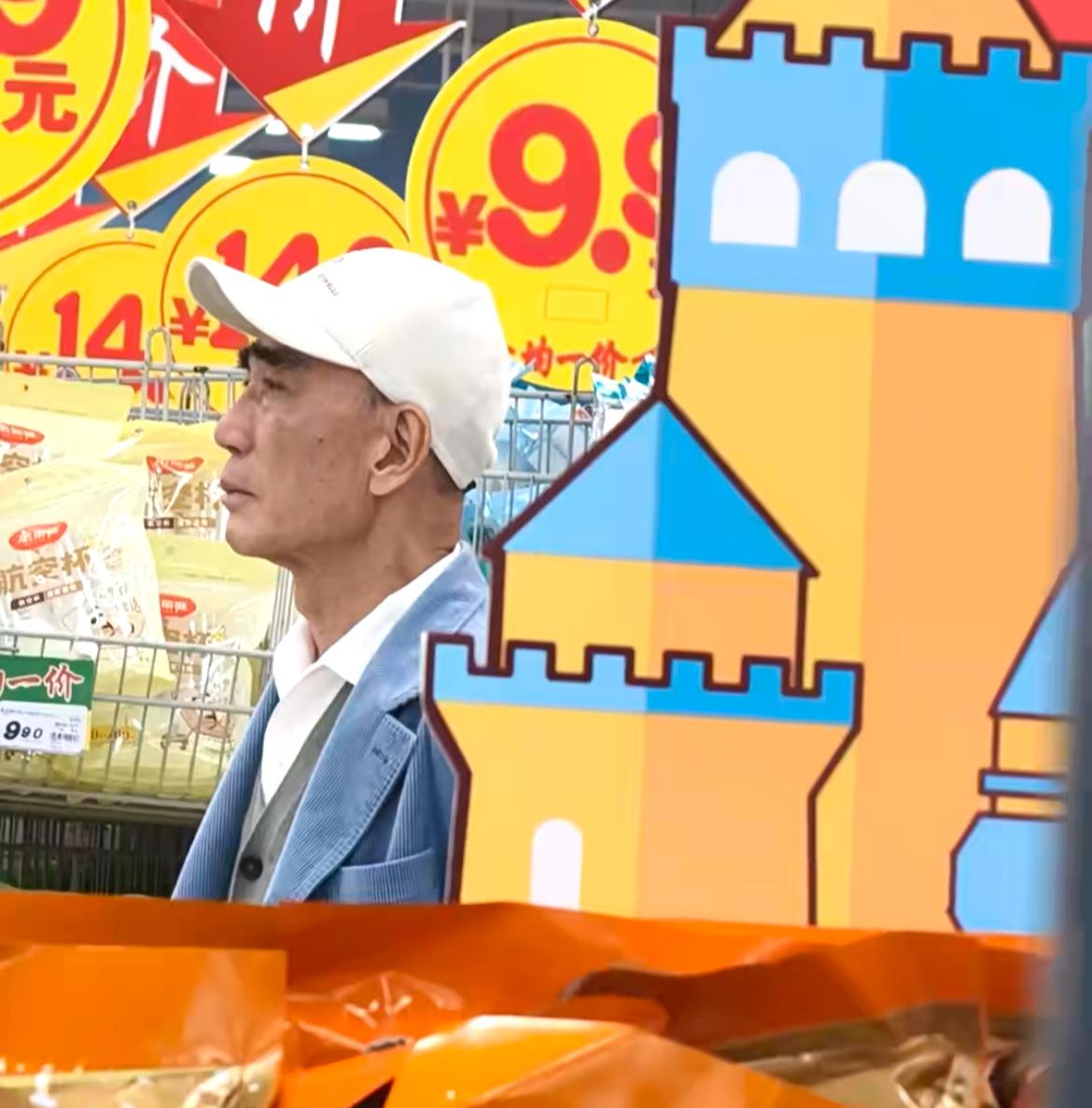 原来百亿富豪许世辉也有自己的烦恼。近日，有网友在福建惠安大润发遇到了百亿富豪许