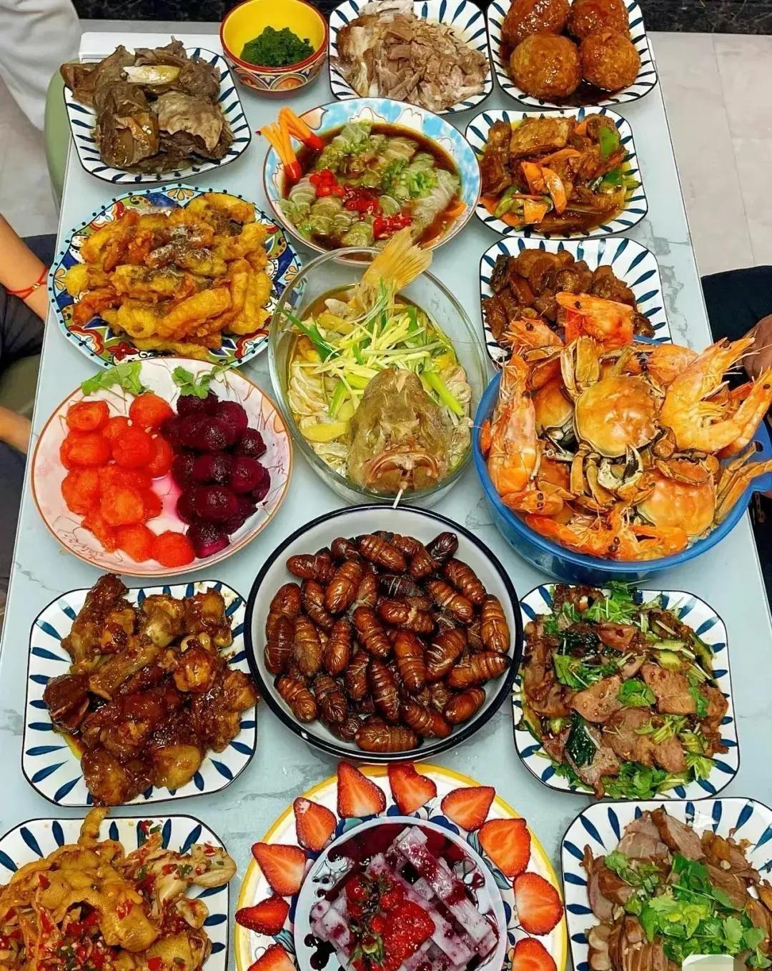 这俩桌年夜饭，你能一眼看出哪个是北方的、哪个是南方的不？