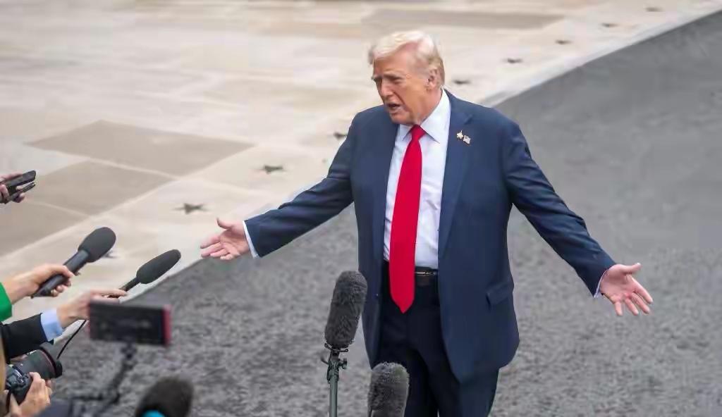 特朗普支持率崩盘据最近多家美国主流民调机构统计结果，特朗普支持率大幅度下滑，中