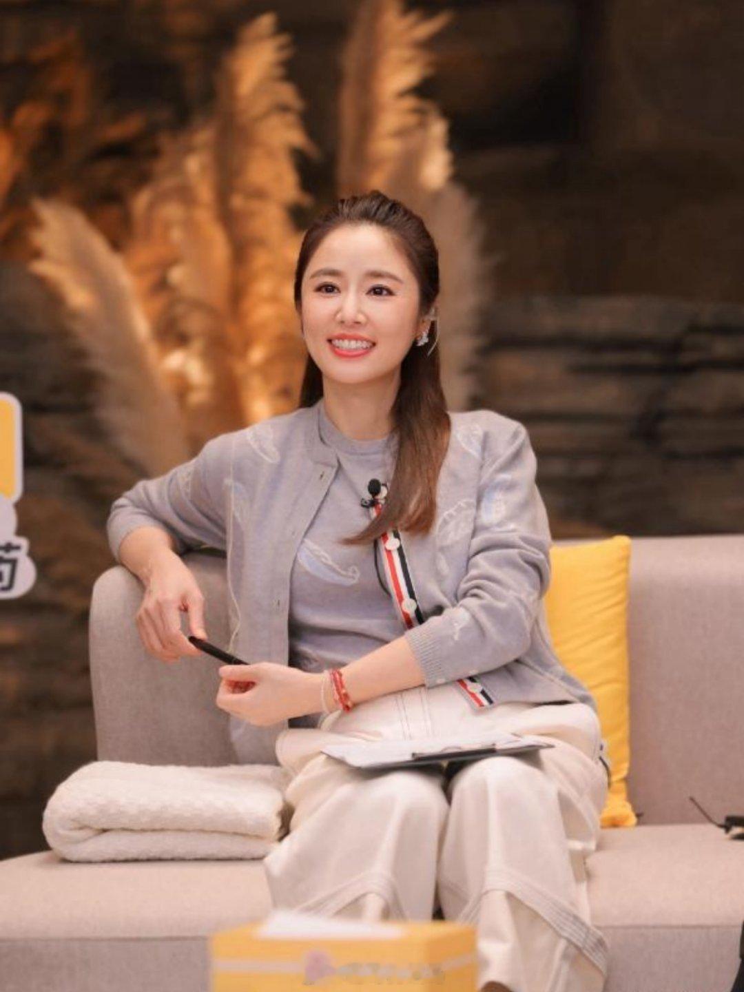 50岁林心如增肥后美得更高级，穿开衫+小白裤好显贵，差点认不出​​​