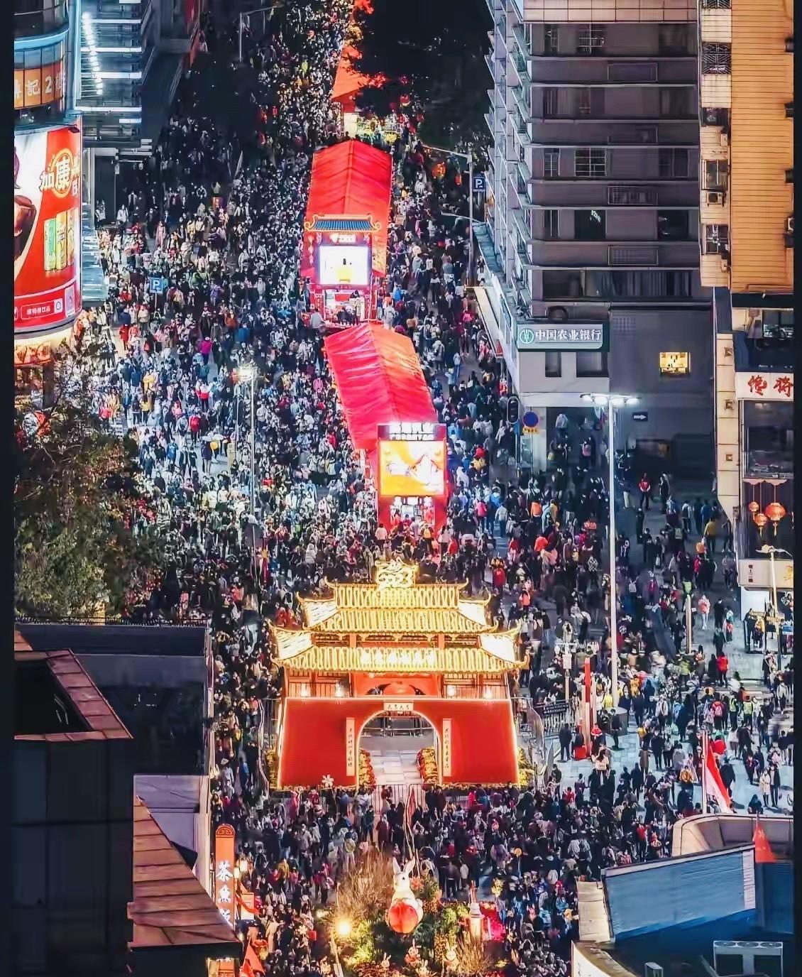 这个五一，中国彻底让老外疯狂了！中国旅游市场上演了一出“反向操作”——当国内游