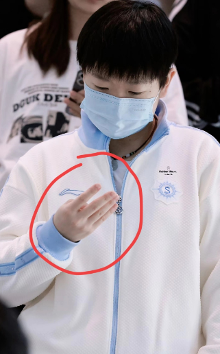 发现了吗？莎莎的手是真小，不仅手小，她的指甲盖也特别的小，如果不看脸，