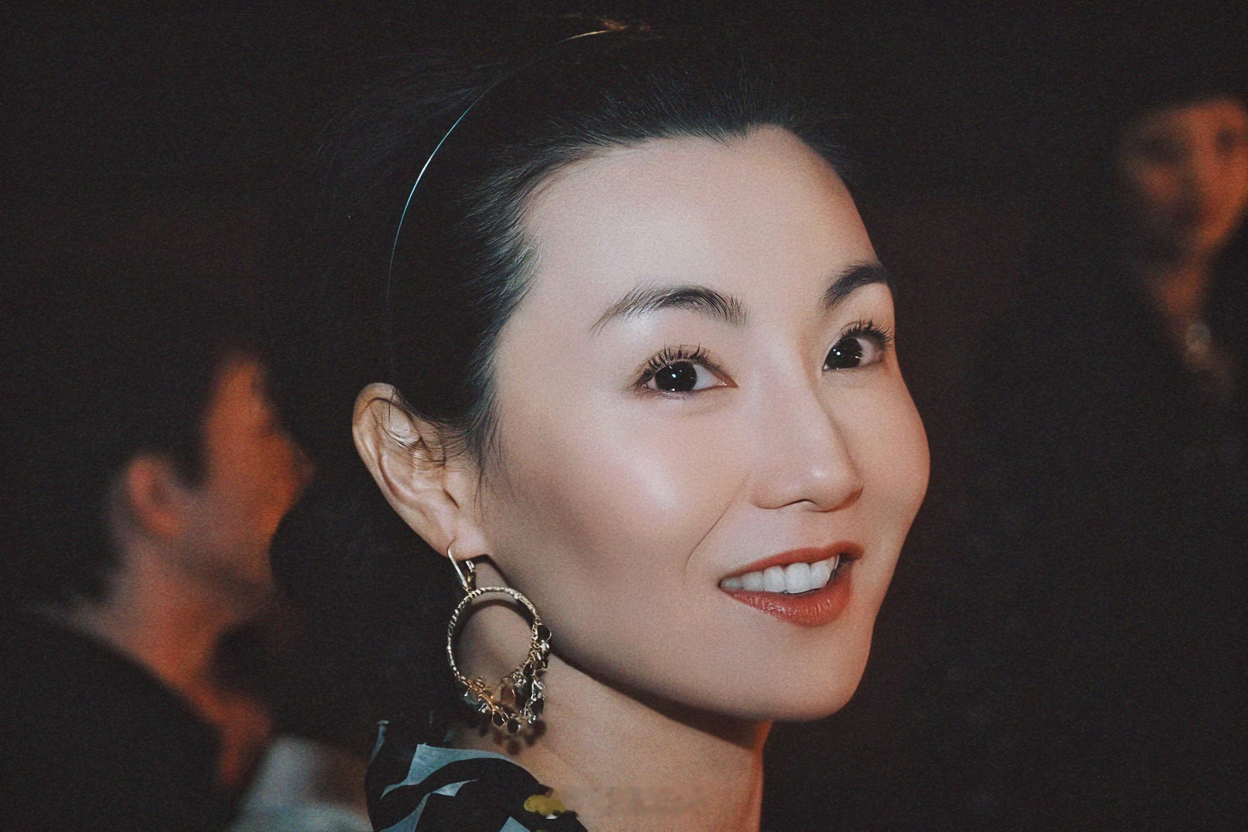 好美的女神，像一只优雅、靓丽、灵动的猫咪，笑容轻漾着贵气与可爱——张曼玉当年做