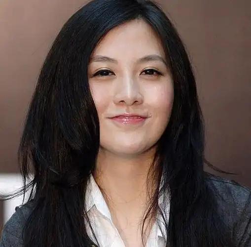 香港女富豪纪凯婷，25岁身价已80亿，却执意爱上湖南“穷小子”。主要信源