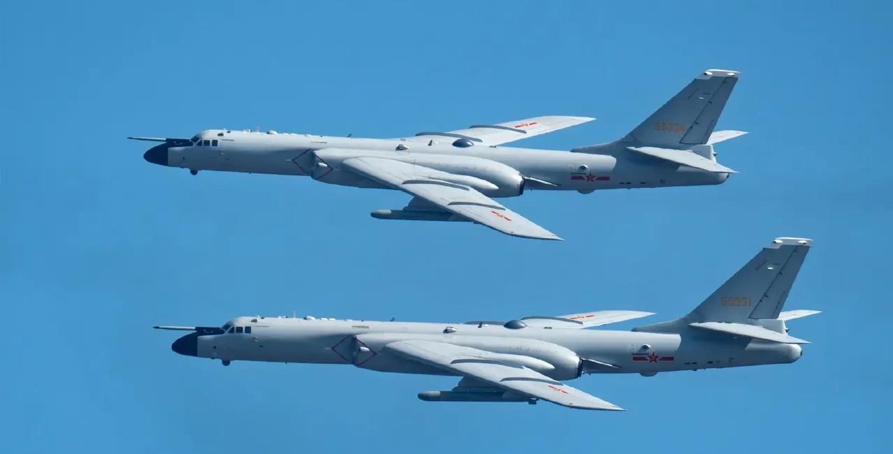 据说这个型号叫轰-6NN。要我说，都已经两个N了，那再叫轰-6就不太合适了，6+