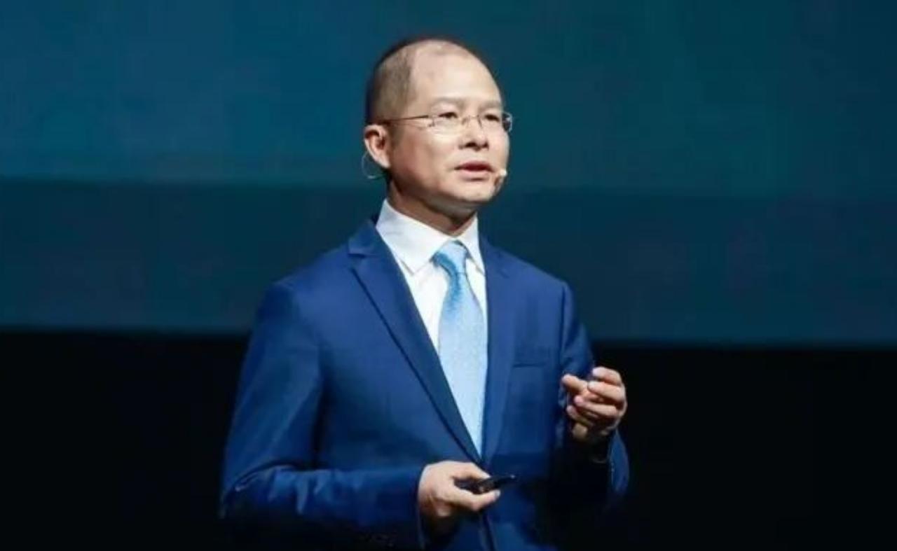 徐直军终于把那层窗户纸捅破了。华为全联接大会期间，他跟媒体聊天时说了句话，根据华