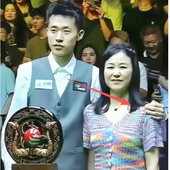 常冰玉虽然夺冠了但是上台合影的妈妈却还有一个遗憾​并非是17.5万英镑奖金太