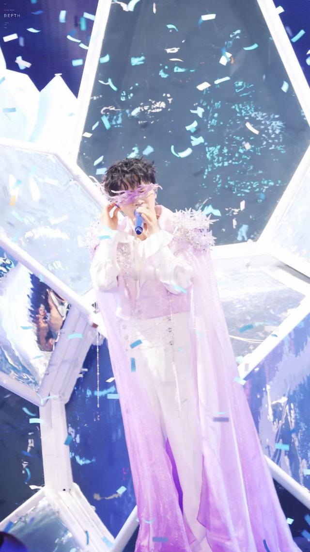 风一吹周深仙气就藏不住了周深的披风连夜缝了扣子连夜缝扣子这个细节被粉丝发现之后