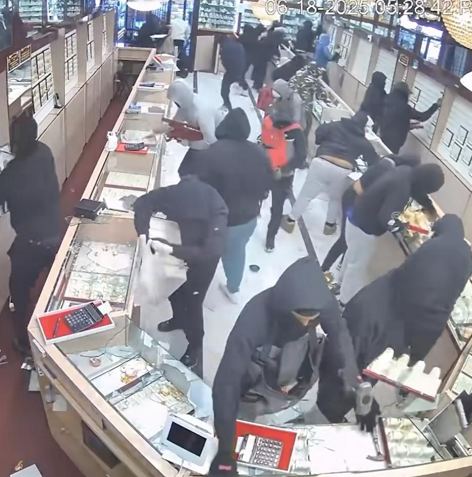 近日，美国司法部公布了一段去年发生的案件，场面令人震惊，结局令人唏嘘。在去年