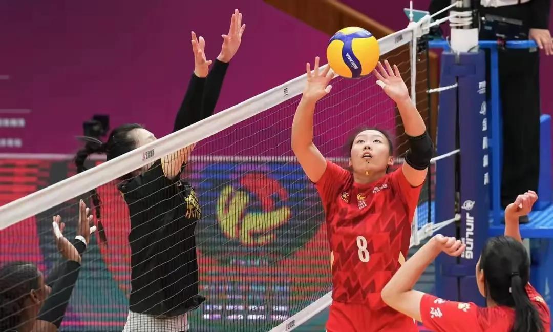 新一届中国女排的三名二传分别是邹佳祺、殷小岚和张籽萱。邹佳祺，21岁，身高1.
